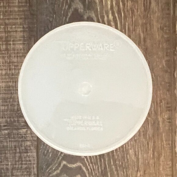 Tupperware Juice Container with Lid - Picture 6 of 11